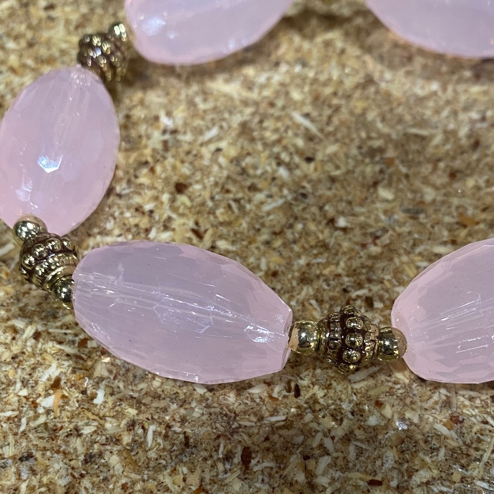 Elegant Pink and Gold Beaded Bracelet - Picture 2 of 3